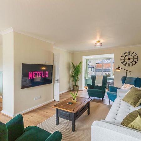 4 Bed City House With Private Garden And Parking Γουίντσεστερ Εξωτερικό φωτογραφία