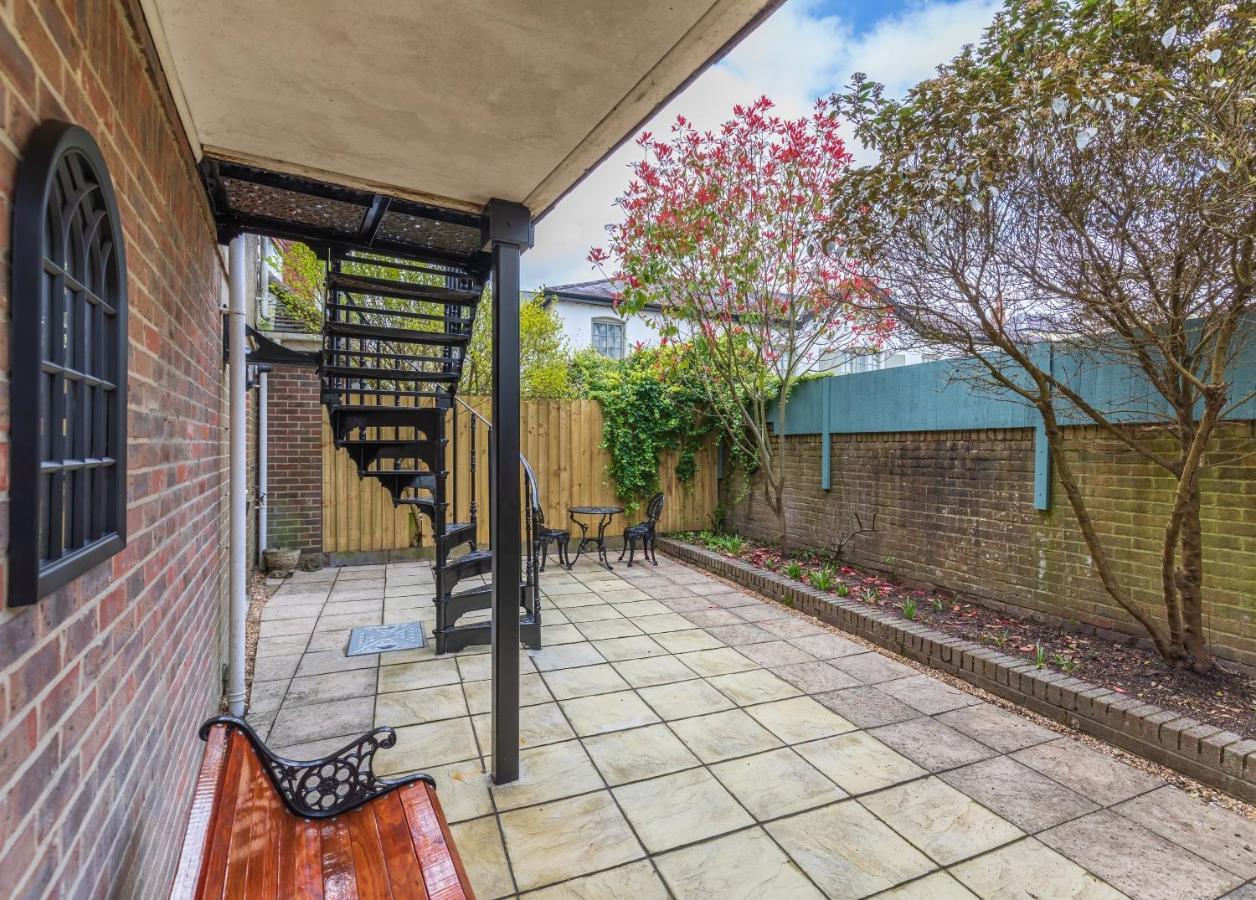 4 Bed City House With Private Garden And Parking Γουίντσεστερ Εξωτερικό φωτογραφία