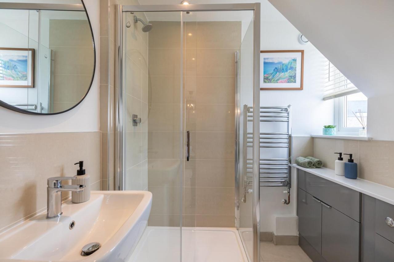 4 Bed City House With Private Garden And Parking Γουίντσεστερ Εξωτερικό φωτογραφία
